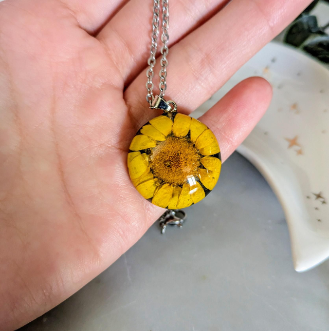 Colgante de resina margarita amarilla 