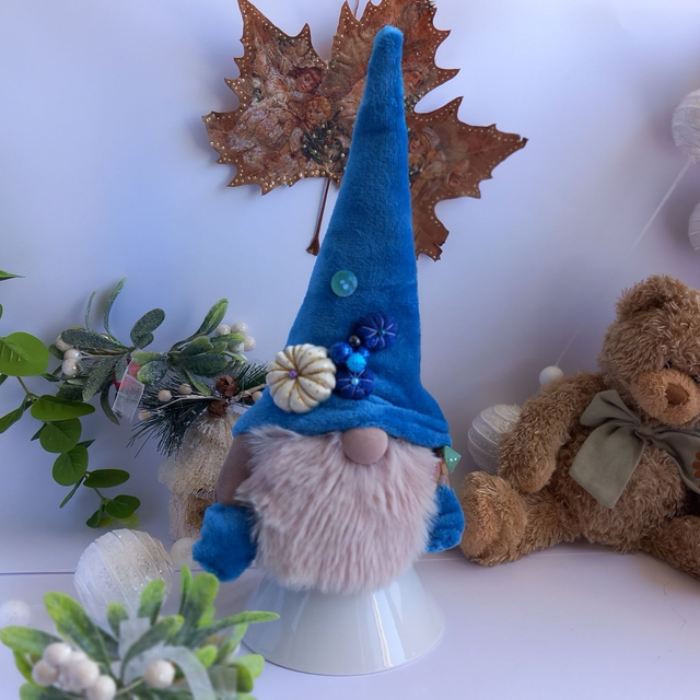 Tomte lutin de Noël au bonnet bleu et citrouilles 