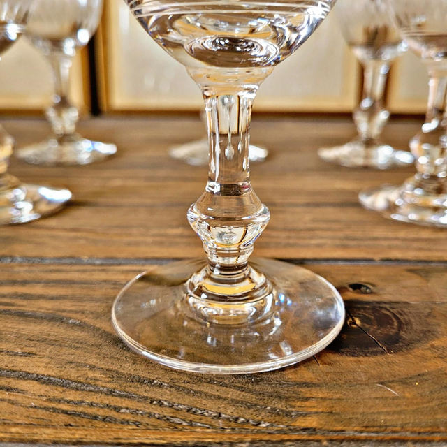 Verres à vin blanc en cristal guilloché, jambe travaillée