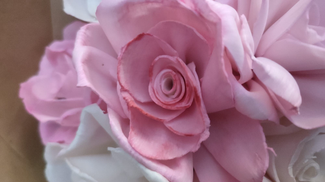 Bouquet de roses en bois de sola - fait main en France