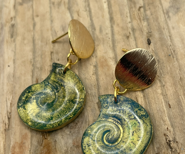 Sea snail stud drops