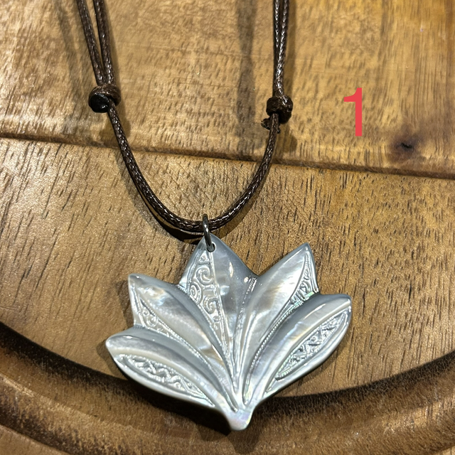 Nacre APETAHI sur cordon 