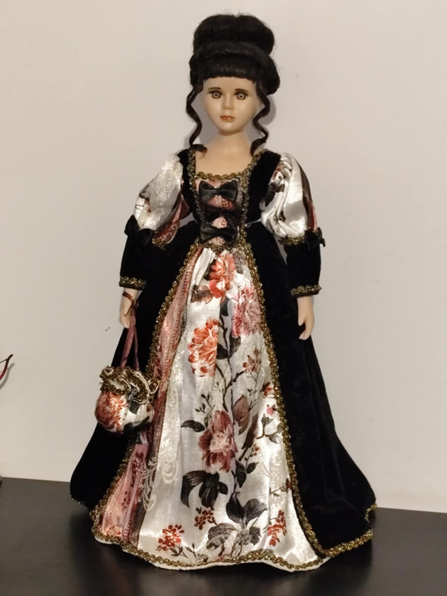 Poupée porcelaine brune chignon 43 cm