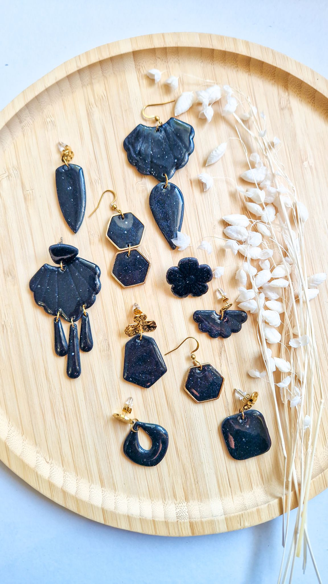 Noir Céleste - Boucles d'oreilles en pâte polymère et résine. 