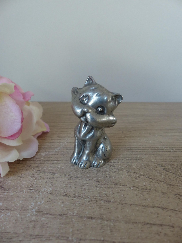 Figurine miniature chat en étain massif, mignon chaton en métal sculpté main, chat collection bébé animaux étain, cadeau décoration maison