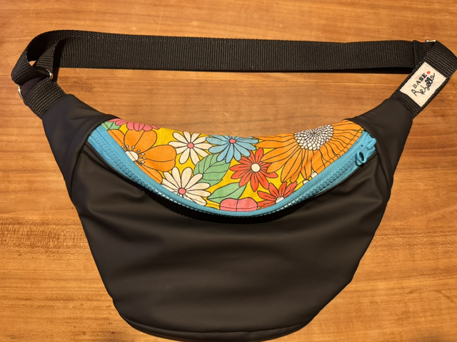 Carlota imperméable noire et tissu fleuri