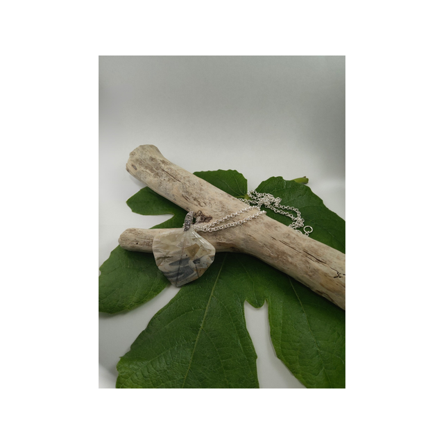 Collier fausse pierre granit forme coquillage