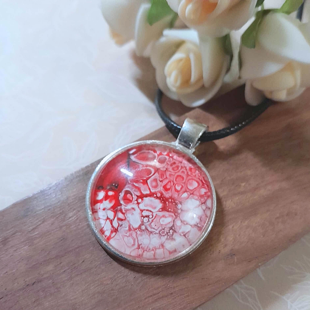 SIENNA – Collier – Métal argenté – Rouge et blanc