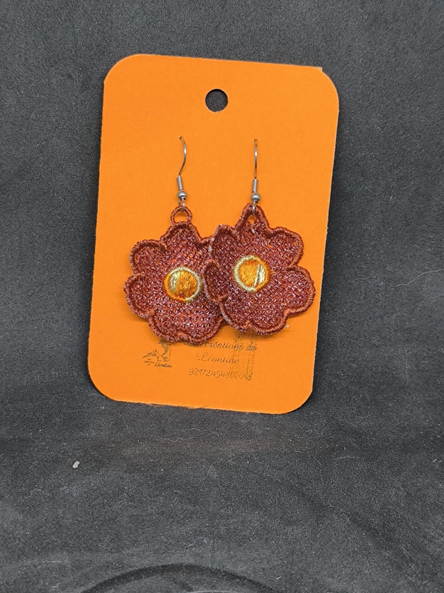 Boucle d'oreille fleur marron orangé