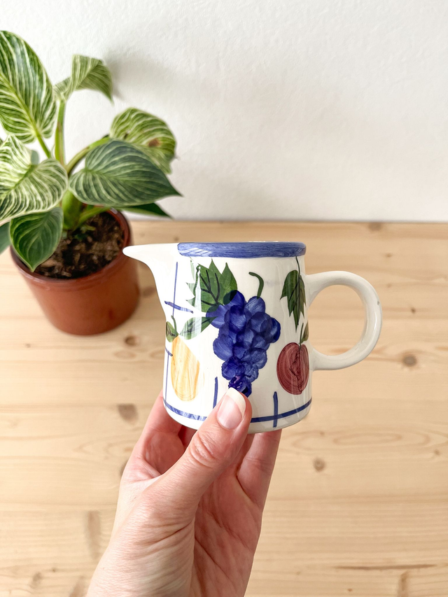 Petit pot à lait en céramique vintage – Fruits peints main