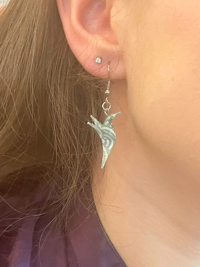 Boucles d'oreilles courtes "Colibri" motifs vagues de couleur bleue ciel