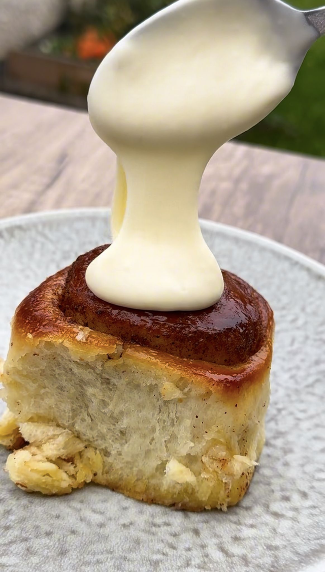 4 x CINNAMON ROLLS (egg,milk,wheat)