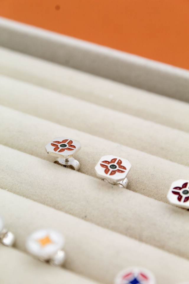 Boucles d'oreille puces émaillées fleur | Orange & vert olive