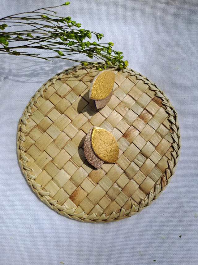 Boucles d'oreilles en matières végétales d'ananas et de céréales 