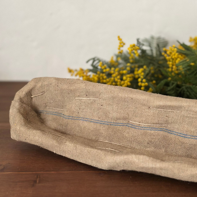 le moule à pain et son joli tissu au liseré bleu