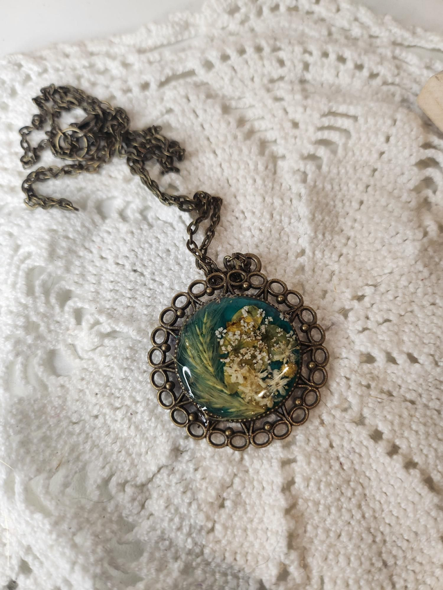 Collier abordons fleurs séchées ton vert