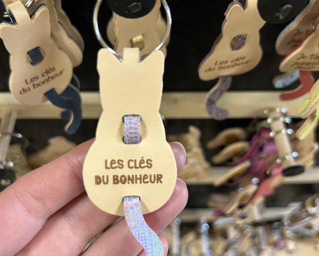 Porte-clés en cuir silhouette chat avec texte gravé