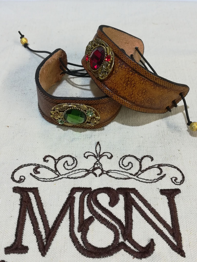 Bracelet en cuir à cabochon