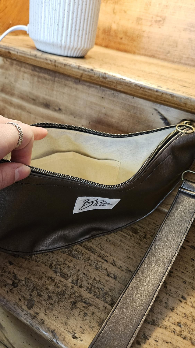 Sac demi-lune en simili cuir cuivré