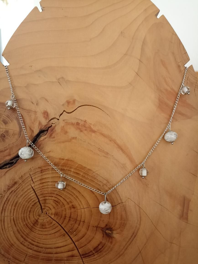 Sautoir blanc et transparent 