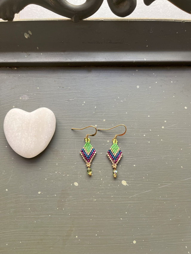 Petites boucles d'oreille en perles tissées losanges