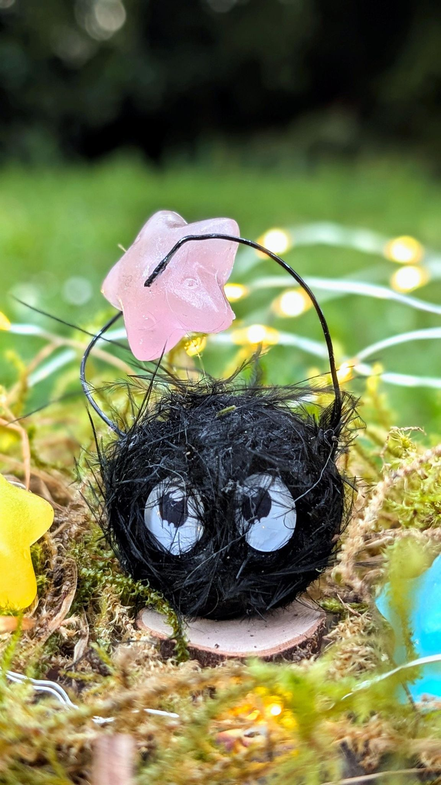 Noireaude sur support en bois - boule de suis