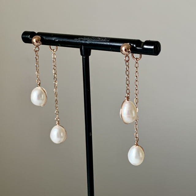 Boucles d'oreilles, en or rose laminé (Goldfilled) , habillées de Perles d’eau douce naturelles