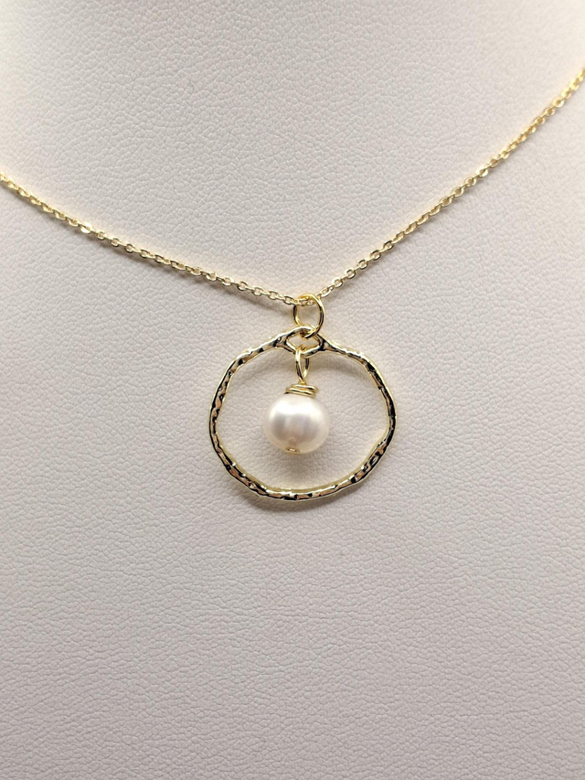 Freshwater pearl hammered metal necklace