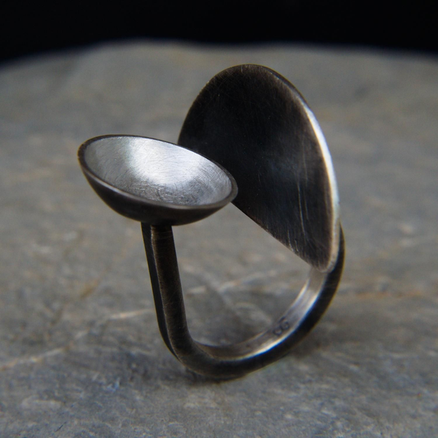 TUMI. Anillo de plata