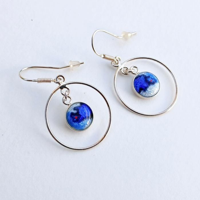 Boucles d'oreilles Créoles en émail sur cuivre et sur paillon d'argent