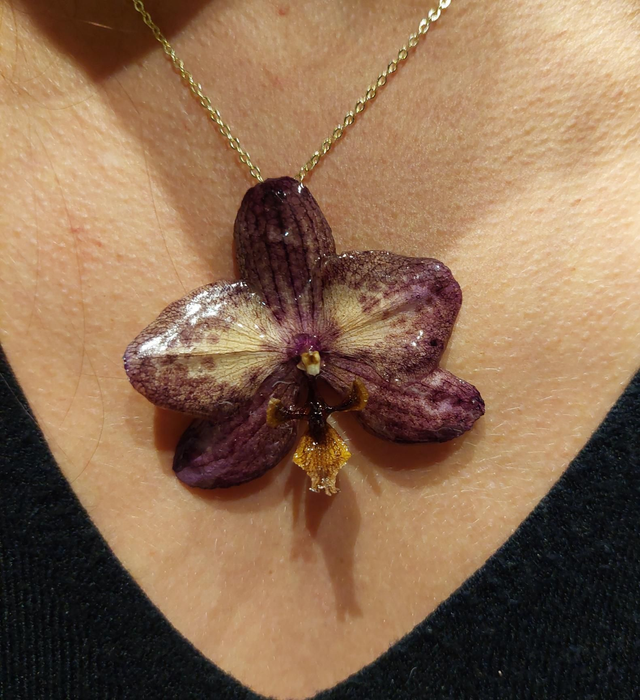 Collier Orchidée – Bijou floral fait main finition dorée