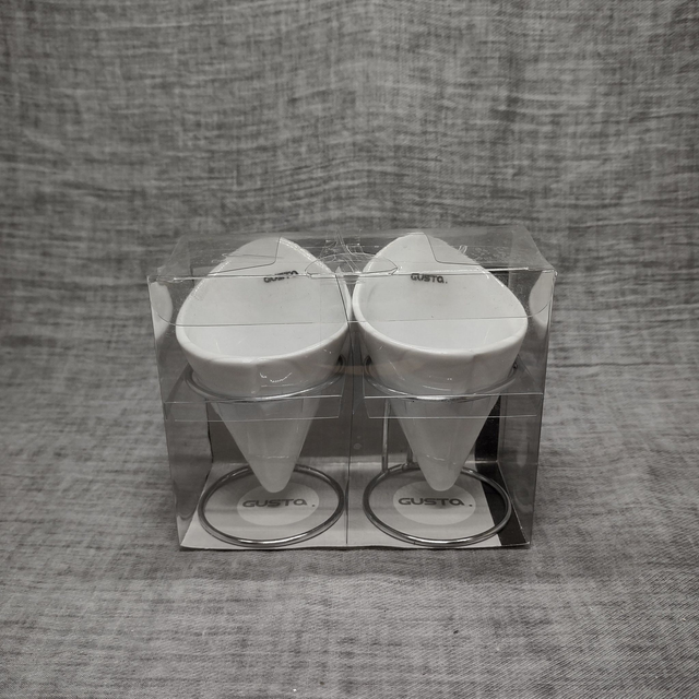 Gusta | Snackhouder in Puntzak model naar Nederlands ontwerp porselein roestvrijstaal originele verpakking (afmetingen 13,0 x 10,5 x 6,5 cm)