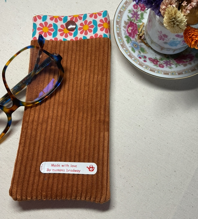 Étui à lunette en velours côtelé caramel