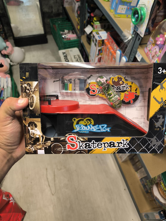 COFFRET MINI SKATE AVEC ACCESSOIRES ET RAMPE