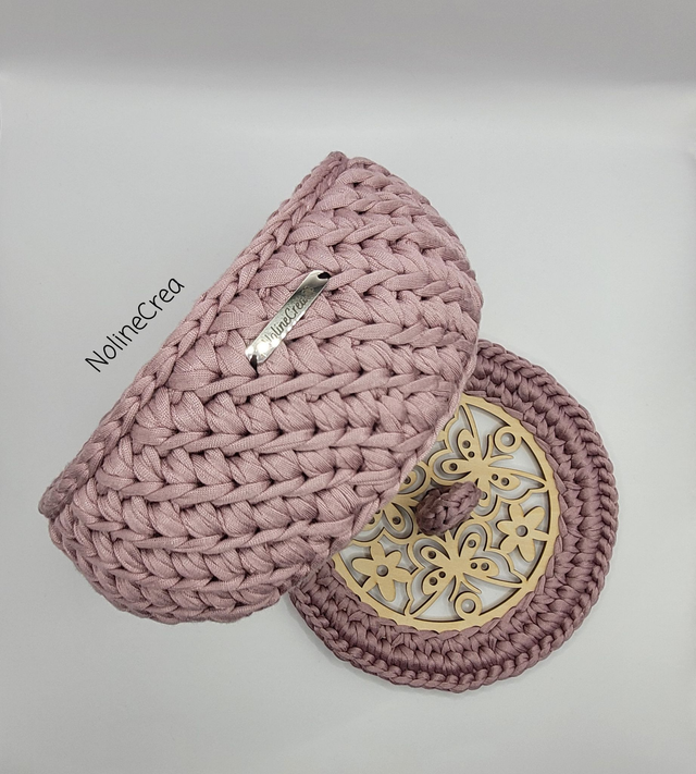 Corbeille de rangement rose, panier crocheté base bois rose