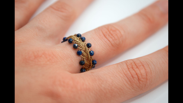 Bague ornée de lapis lazulis facettés