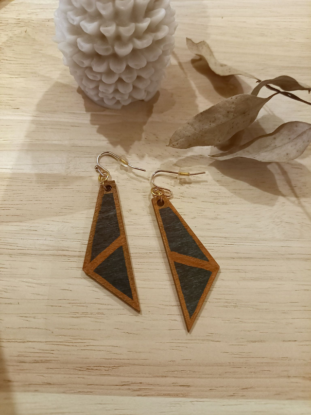 Boucles d&#039;oreilles Bois - triangle - vert sombre et orange