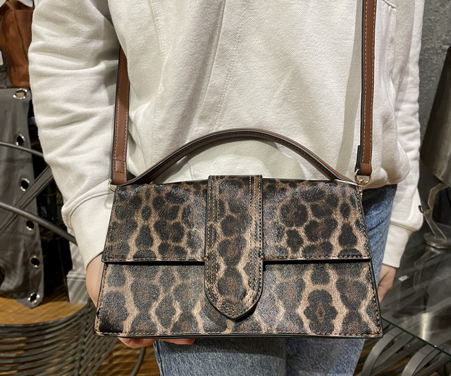 Sac à main léopard en synthétique 