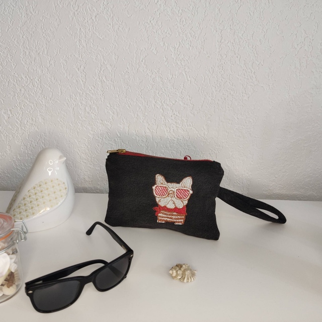 Pochette brodée 