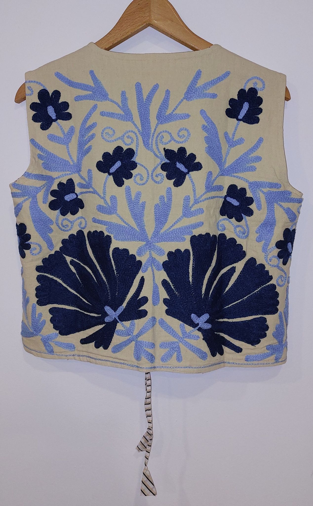 Veste sans manches reversible en coton blanc brodé Suzani - Confectionnée à la main - Doublure rayée
