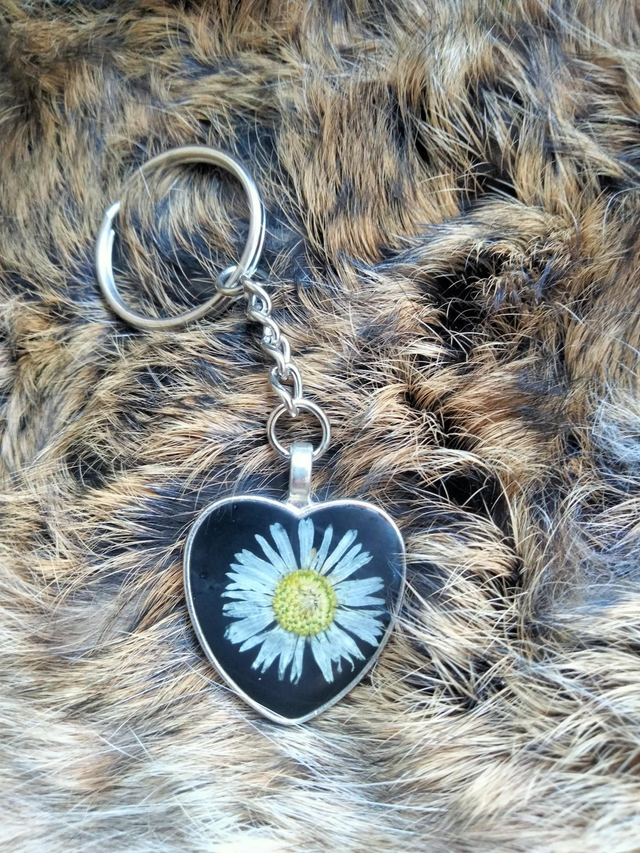 Porte clé forme coeur avec inclusion d'une fleur séchée de pâquerette 