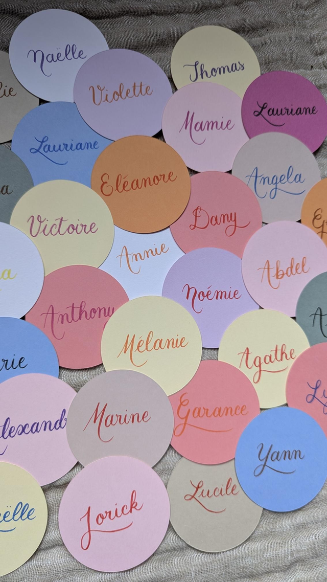 Marque-places colorés calligraphiés - ronds