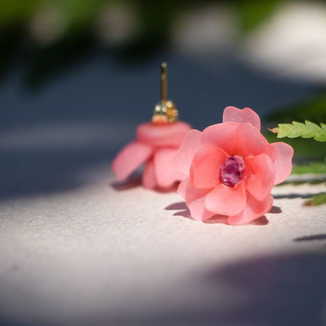 Kirschblüten-Ohrstecker “Sakura” - aus Polymerton mit hypoallergenem Edelstahlstecker, koralle