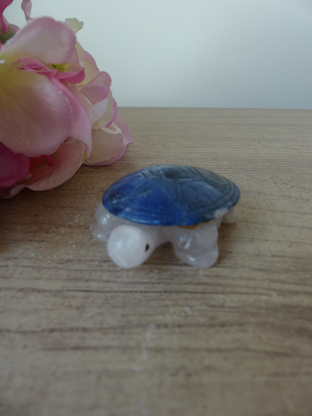 Sculpture Miniature Tortue en Pierre Blanche – Carapace Bleue – Figurine Énergétique & Décorative – Cadeau Collection Vintage