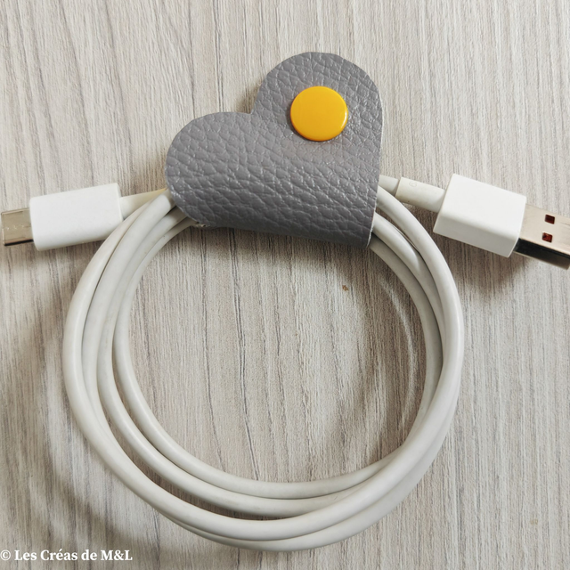 Attache câble COEUR Gris