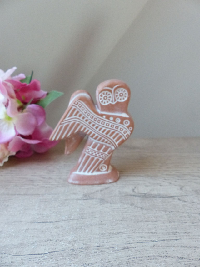 Statuette chouette d’Athéna en terre cuite – sculpture artisanale vintage signée M.K – symbole de sagesse grecque, décoration mythologique