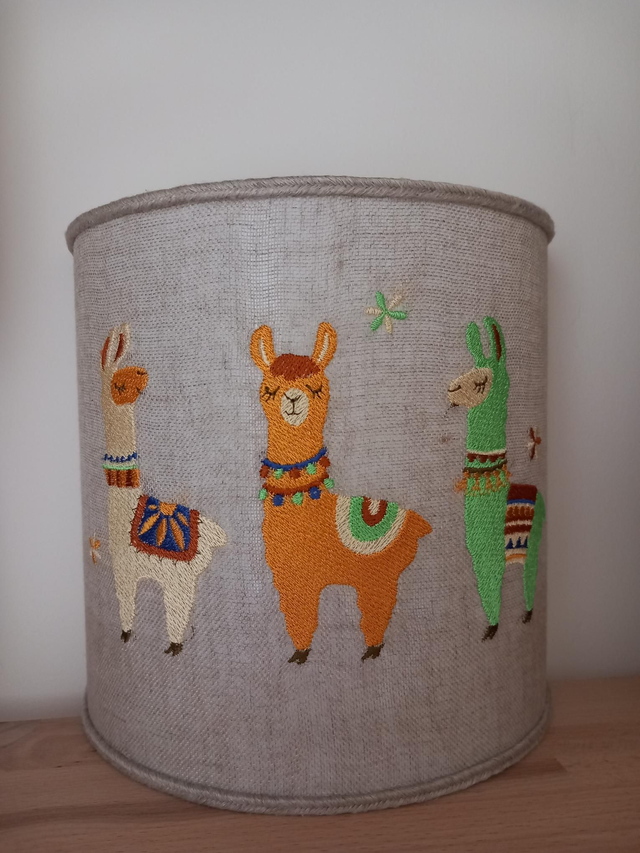 Abat jour en lin brodé broderie lamas  . Applique murale demi cercle largeur 20cm .Chambre d' enfant .Electrification incluse. Créateur France. 