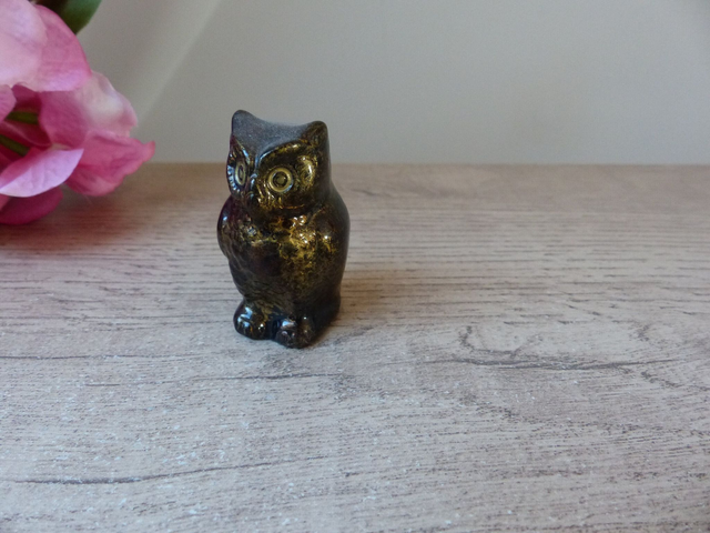 Figurine Miniature Hibou en Céramique Polychrome Mordoré - Objet Vintage Porte-Bonheur - Sculpture Chouette Marron et Doré pour Collection