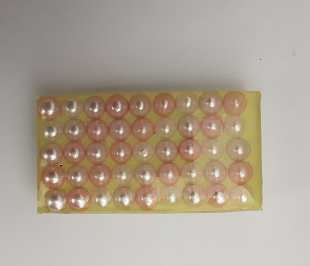 Broche rectangle moyen collection Cabochon fond vert pâle et cabochons blanc et et rose pâle