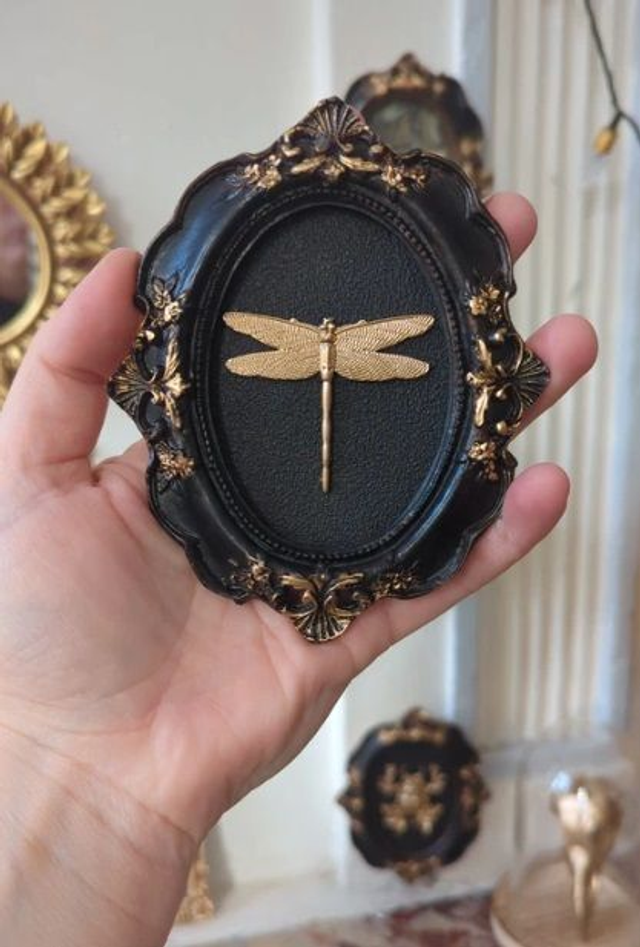 Cadre baroque doré vieilli libellule